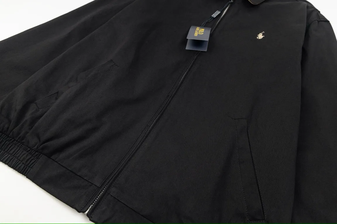 P300 model number: G317 Ralph Lauren's new 24ss classic embroidered logo lapel executive zipper jacket for both men and women. 1️⃣Selected from high-quality original developed pure cotton fabric, with customized plaid lining inside, the overall wear effect is very soft and comfortable. 2️⃣The workmanship details are perfectly controlled, with exquisite small logo embroidery on the chest, and the unique design style of splicing technology is used on the dropped shoulders to highlight your personality! The version is simple but not simple! 3️⃣ Complete with tag accessories, unisex design, and a very versatile jacket for men and women!  Color: black, navy blue, khaki Size: S, M, L, XL